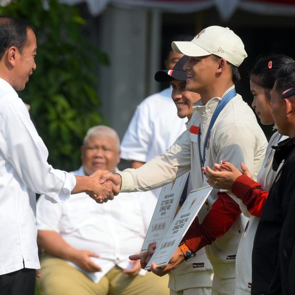 Presiden Jokowi beri bonus untuk atlet peraih medali di Olimpiade Paris 2024. Foto: Humas Setkab/Rahmat