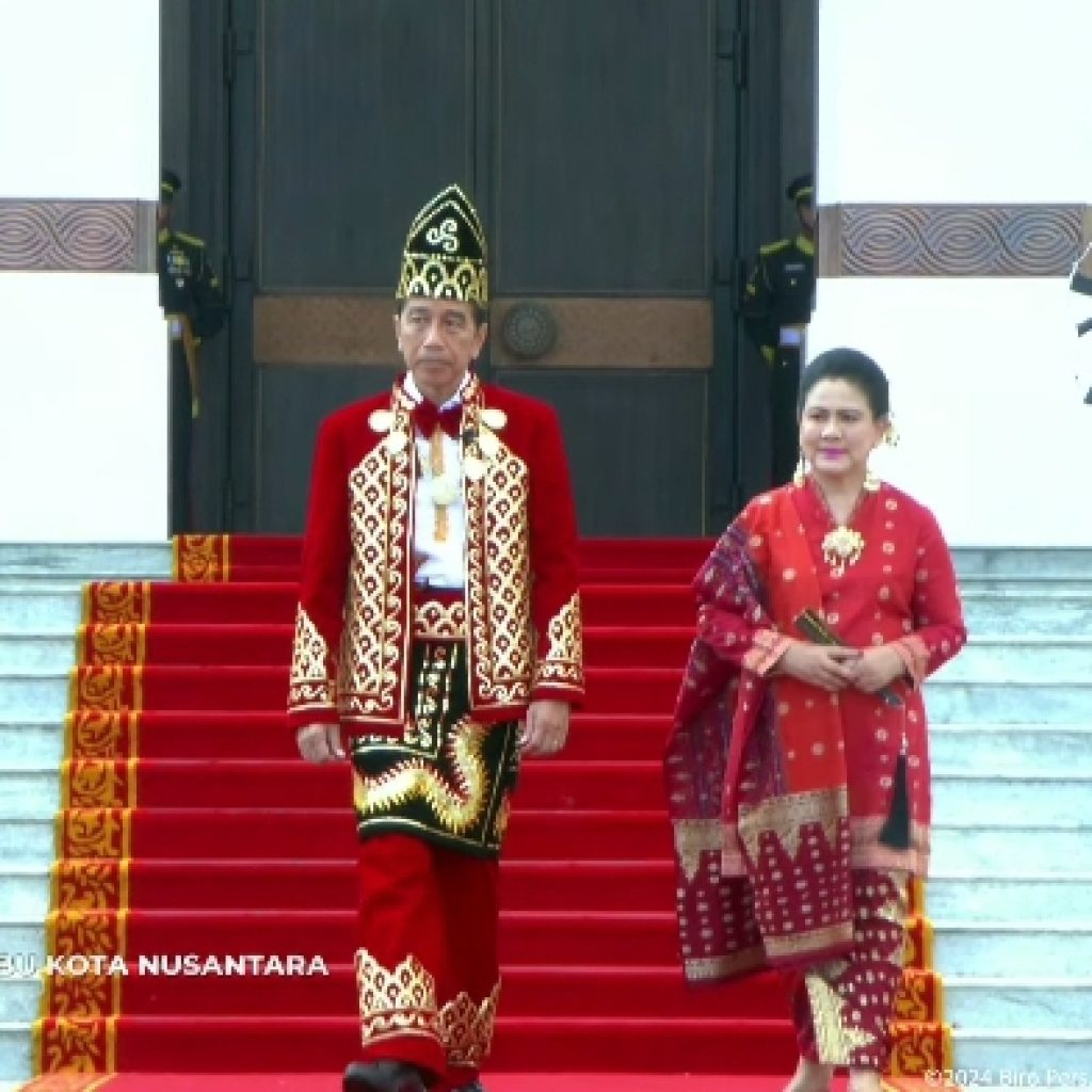 TUTURPEDIA - Presiden Jokowi Pakai Baju Adat Banjar dalam Upacara Penurunan Bendera Merah Putih di IKN