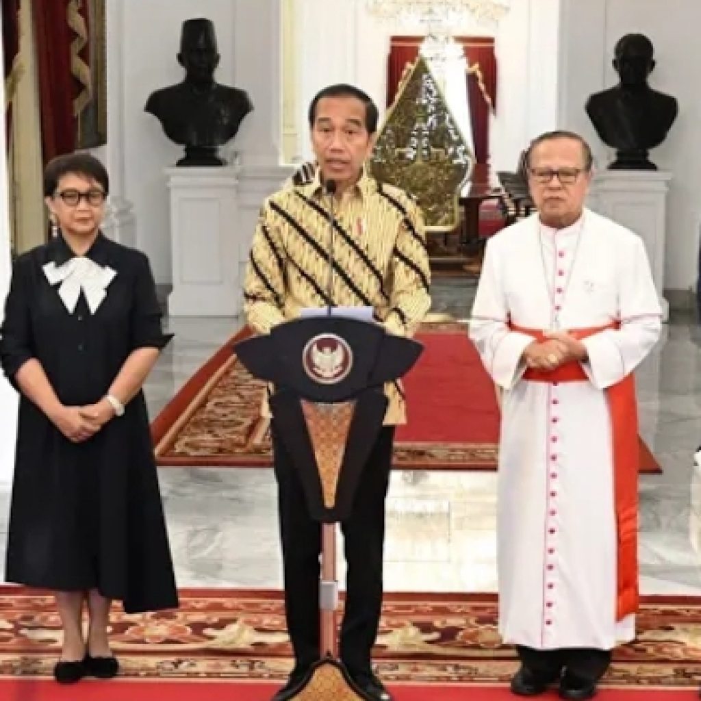 Presiden Jokowi ucapkan selamat datang ke Paus Fransiskus, yang tiba di Indonesia pada Selasa (3/9/2024). Foto: Tangkapan Layar YouTube Sekretariat Presiden