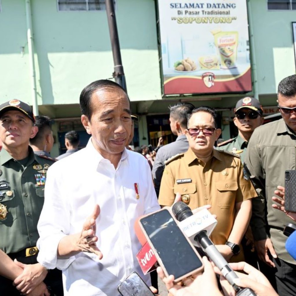Presiden Jokowi sampaian belasungkawa untuk Faisal Basri. Foto: BPMI Setpres/Rusman