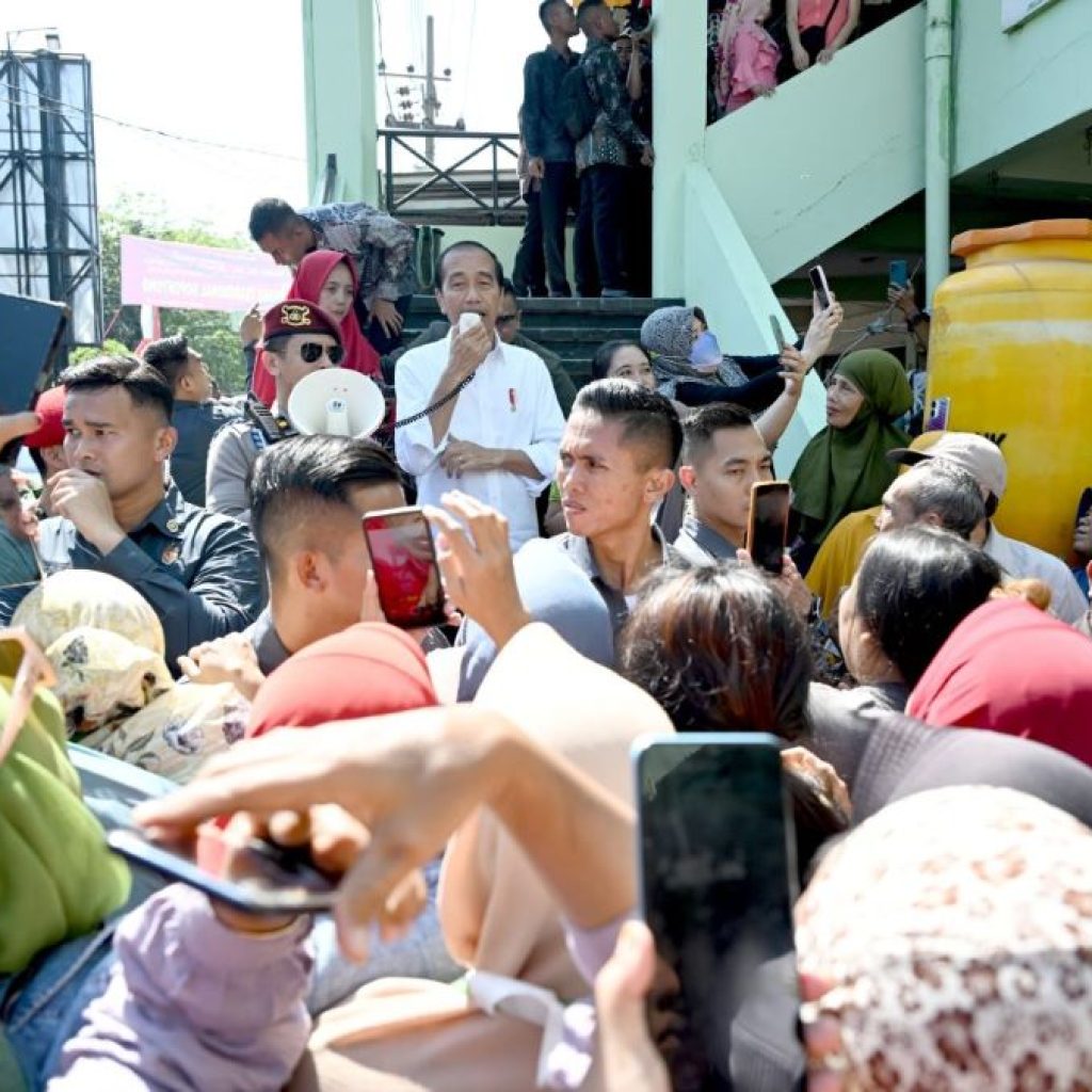 Jokowi di Pasar Soponyono. Foto: BPMI Setpres/Rusman