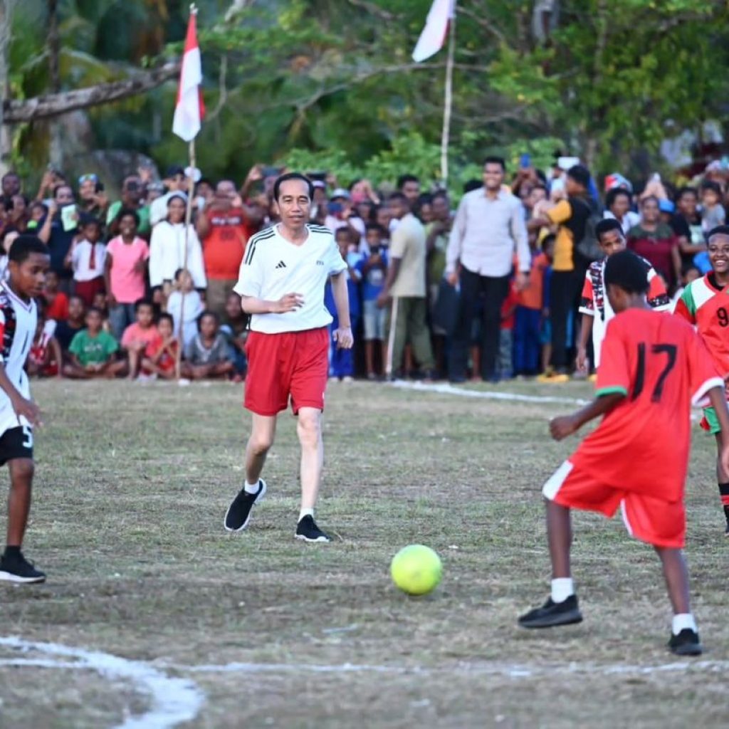 Jokowi bermain bersama anak-anak. Foto: Instagram.com/Kunjungi Biak Numfor, Jokowi Bermain Sepak Bola dengan Anak-Anak: Lumayan Bisa Ngegolkan Satu