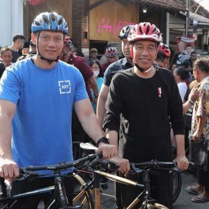 Jokowi Bertemu dan Bersepeda dengan AHY, Apa yang Dibicarakan?