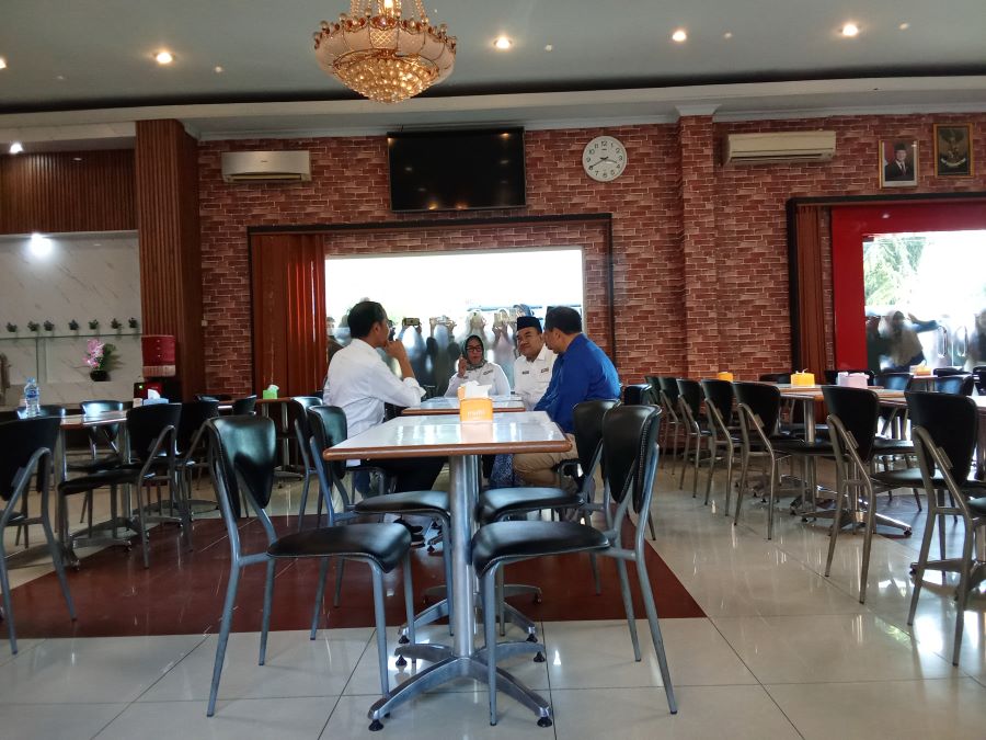 Jokowi mencicipi sate khas Blora saat berkunjung pada Minggu (17/11/2024). Foto: Dok. Lilik Yuliantoro