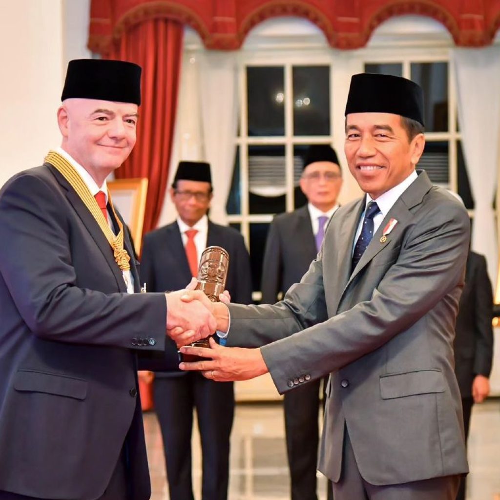 Presiden Jokowi menganugerahkan Bintang Jasa Pratama untuk Presiden FIFA Gianni Infantino. Foto: Instagram.com/jokowi