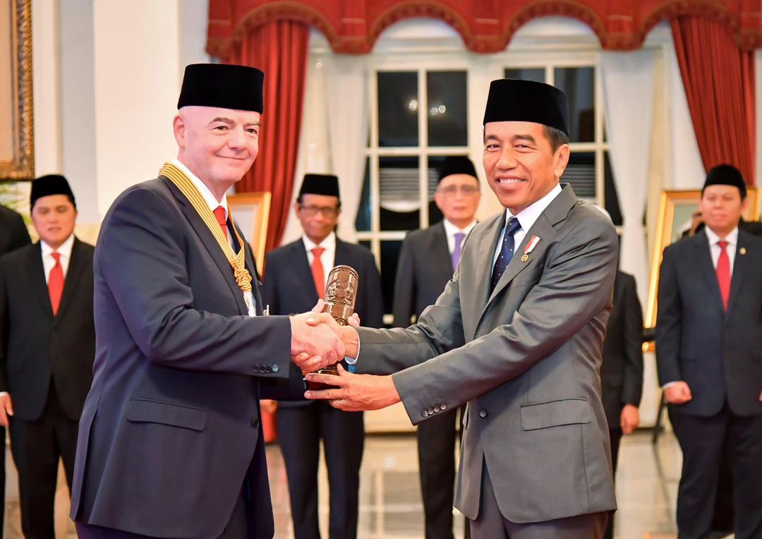 Presiden Jokowi menganugerahkan Bintang Jasa Pratama untuk Presiden FIFA Gianni Infantino. Foto: Instagram.com/jokowi