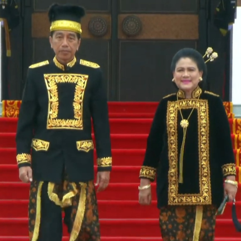 Baju adat yang dikenakan Presiden Jokowi dan Iriana pada upacara HUT RI ke-79. Foto: Tangkapan Layar YouTube Sekretariat Presiden