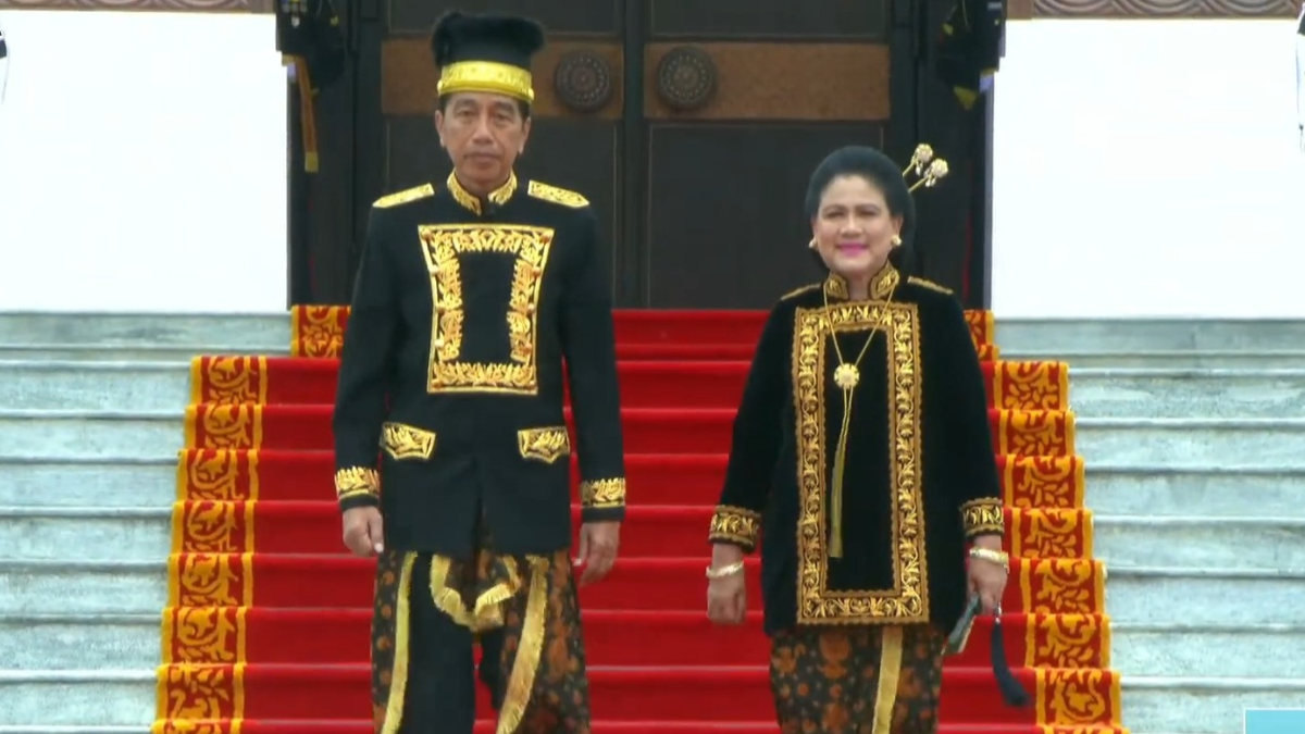 Baju adat yang dikenakan Presiden Jokowi dan Iriana pada upacara HUT RI ke-79. Foto: Tangkapan Layar YouTube Sekretariat Presiden