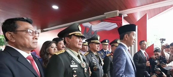 Jokowi beri gelar Jenderal TNI pada Prabowo Subianto. Foto: Tangkapan Layar YouTube Kemhan RI