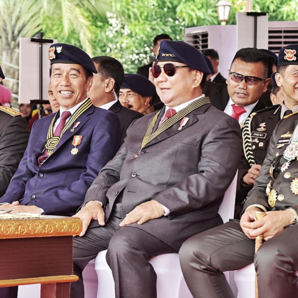 Jokowi terima medali kehormatan saat apel pelantikan presiden dan wapres dari Polri. Foto: Vico & Rusman - Biro Pers Sekretariat Presiden
