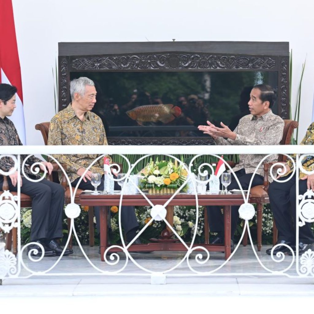 Pertemuan Jokowi dan Prabowo dengan PM Singapura, Lee Hsien Loong. Foto: Laman Kemhan RI