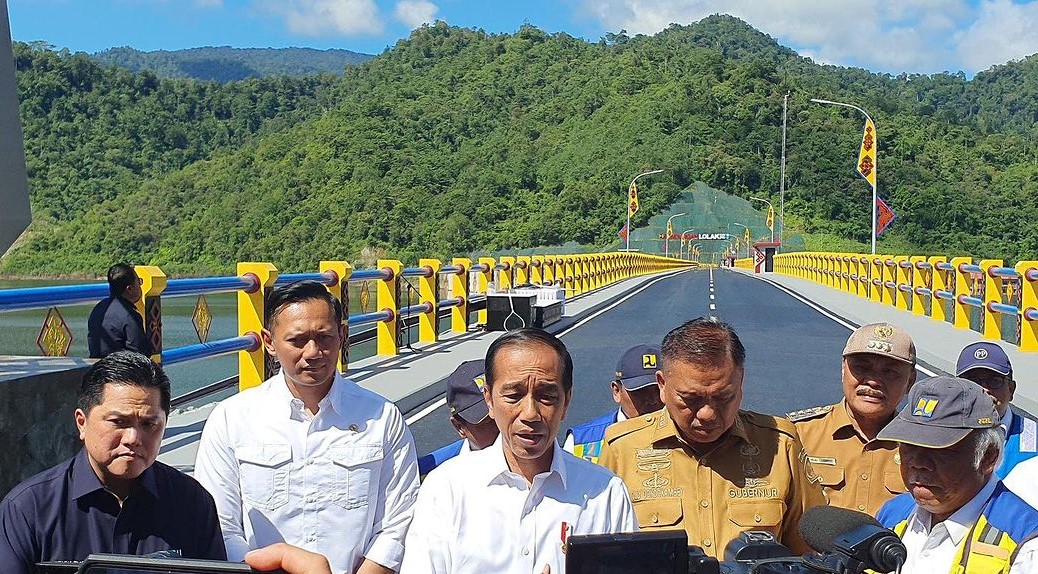 Menteri ATR/BPN, AHY mendampingi Presiden Jokowi kunjungan kerja. Foto: Instagram.com/agusyudhoyono