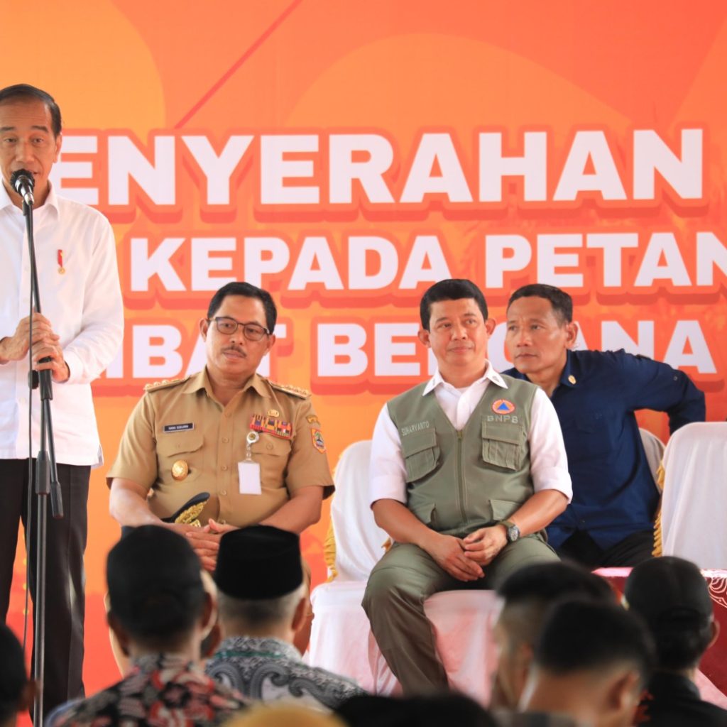 Jokowi menyerahkan bantuan stimulan pada 6 ribu petani di Jateng. Foto: Humas Pemprov Jateng