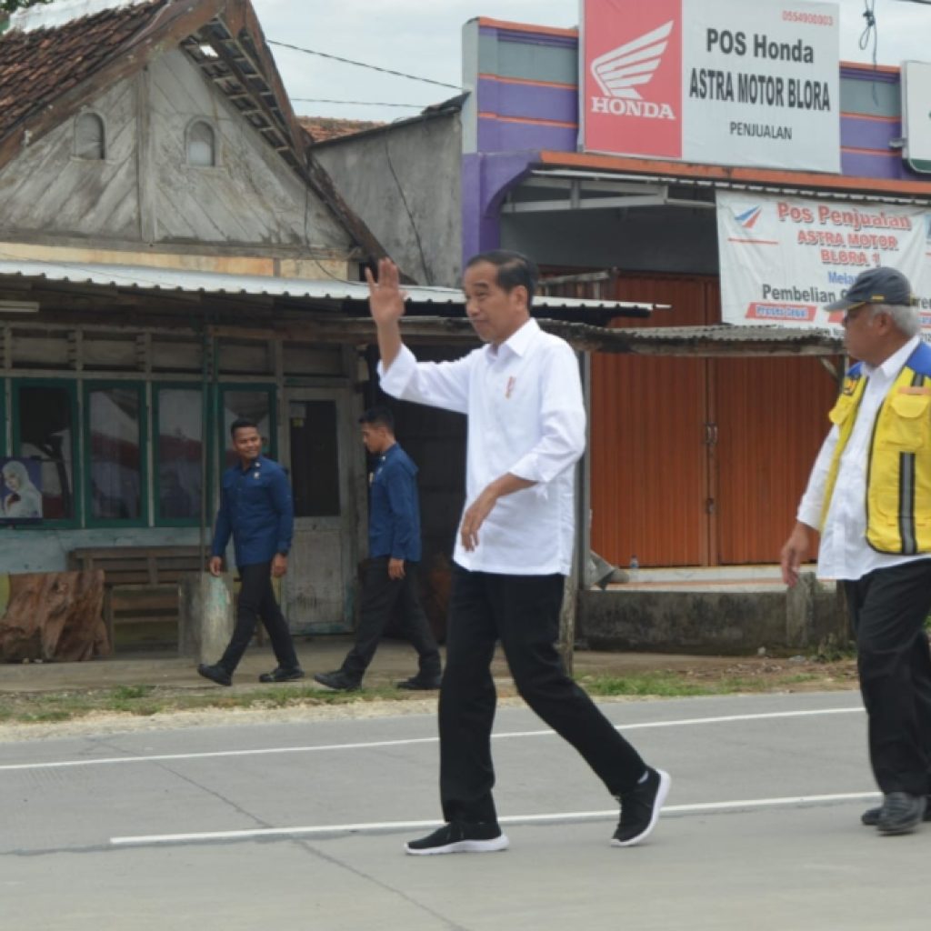 Sambut Kedatangan Jokowi, HMI Blora Bentangkan Poster Berisi Aspirasi