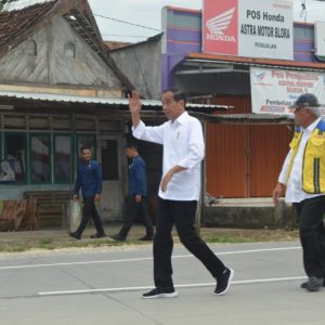 Sambut Kedatangan Jokowi, HMI Blora Bentangkan Poster Berisi Aspirasi