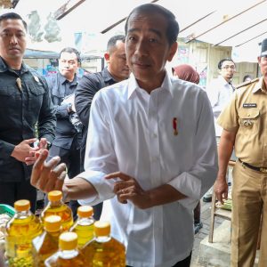 Presiden Jokowi dan Pj Gubernur Jateng Pantau Harga di Pasar Blabak Magelang, Harga Sembako Dipastikan Cukup Stabil