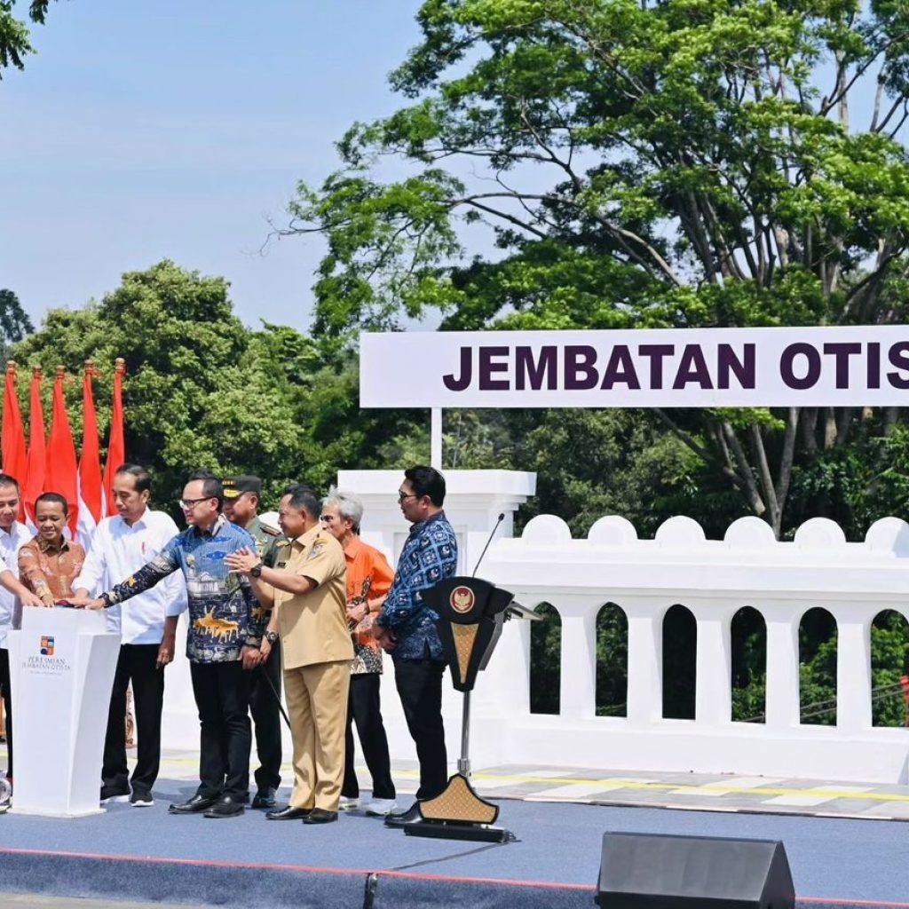 Jokowi meresmikan Jembatan Otista di Kota Bogor. Foto: Instagram.com/jokowi