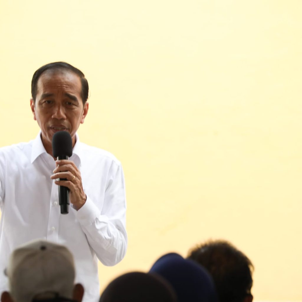 Jokowi ungkap soal persediaan beras dan salurkan bantuan beras pada warga di Pekalongan. Foto: Humas Pemprov Jateng