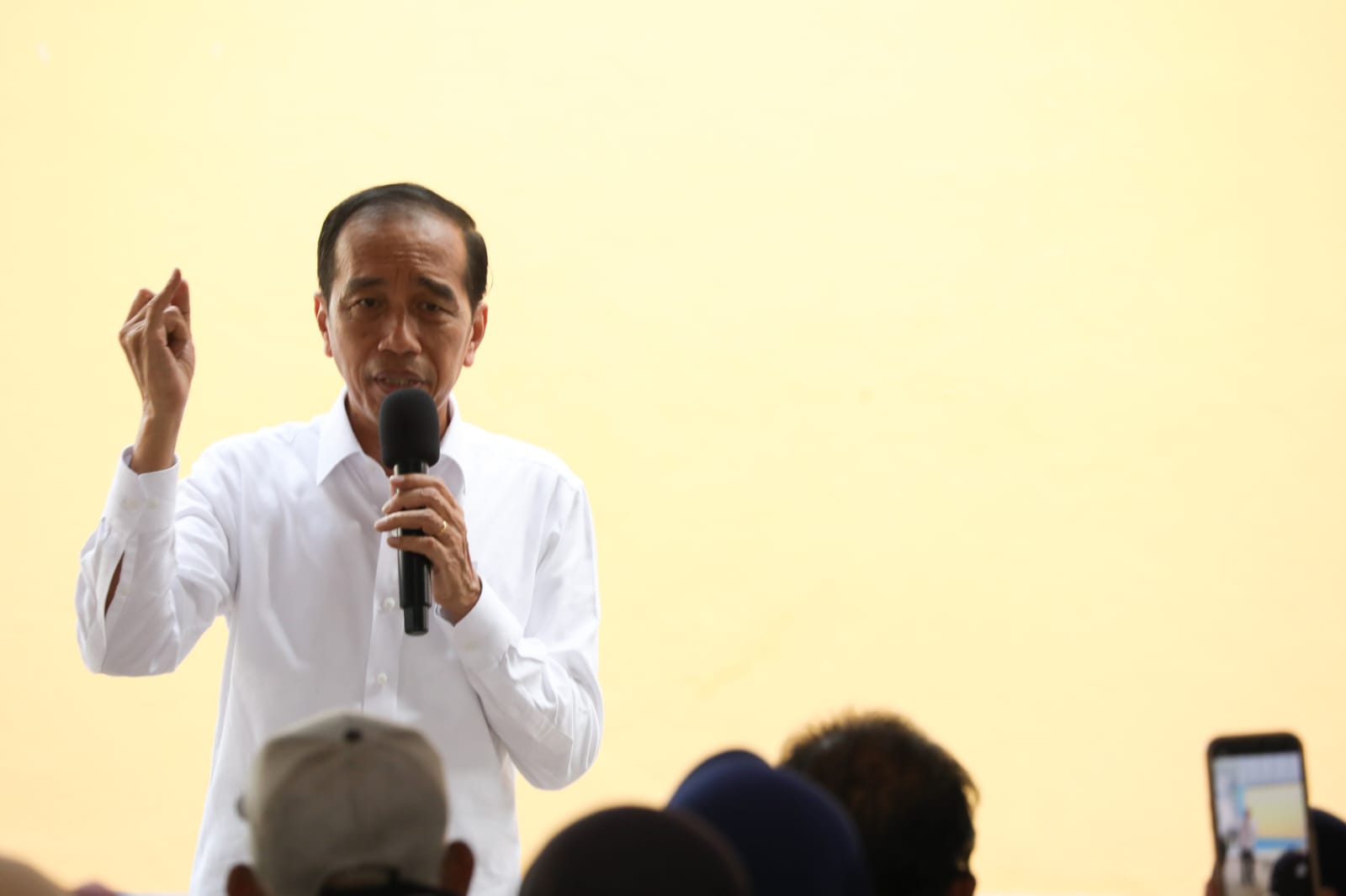 Jokowi ungkap soal persediaan beras dan salurkan bantuan beras pada warga di Pekalongan. Foto: Humas Pemprov Jateng