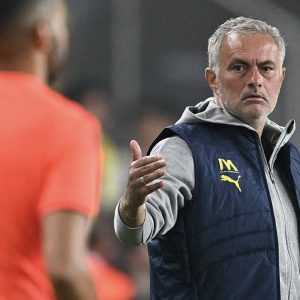 Gol Dzeko Dianulir karena Offside, Cara Protes Nyeleneh Mourinho Berhadiah Kartu Kuning