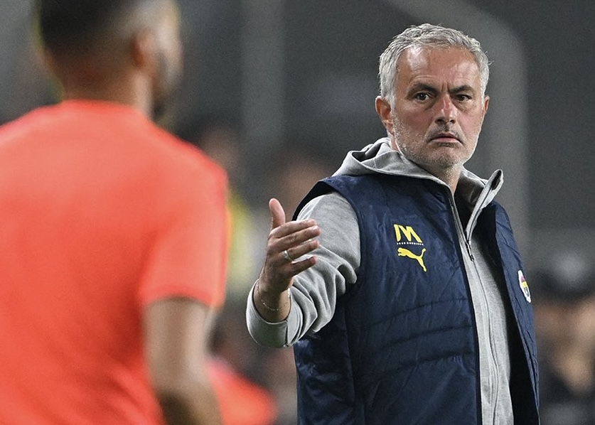 Jose Mourinho dapat kartu kuning dari wasit usai protes terkait pemainnya. Foto: x.com/CBSSportsGolazo