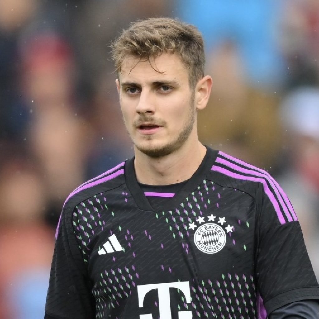 Bek Bayern Munchen, Josip Stanisic mengalami cedera. Foto: x.com/FCBayern