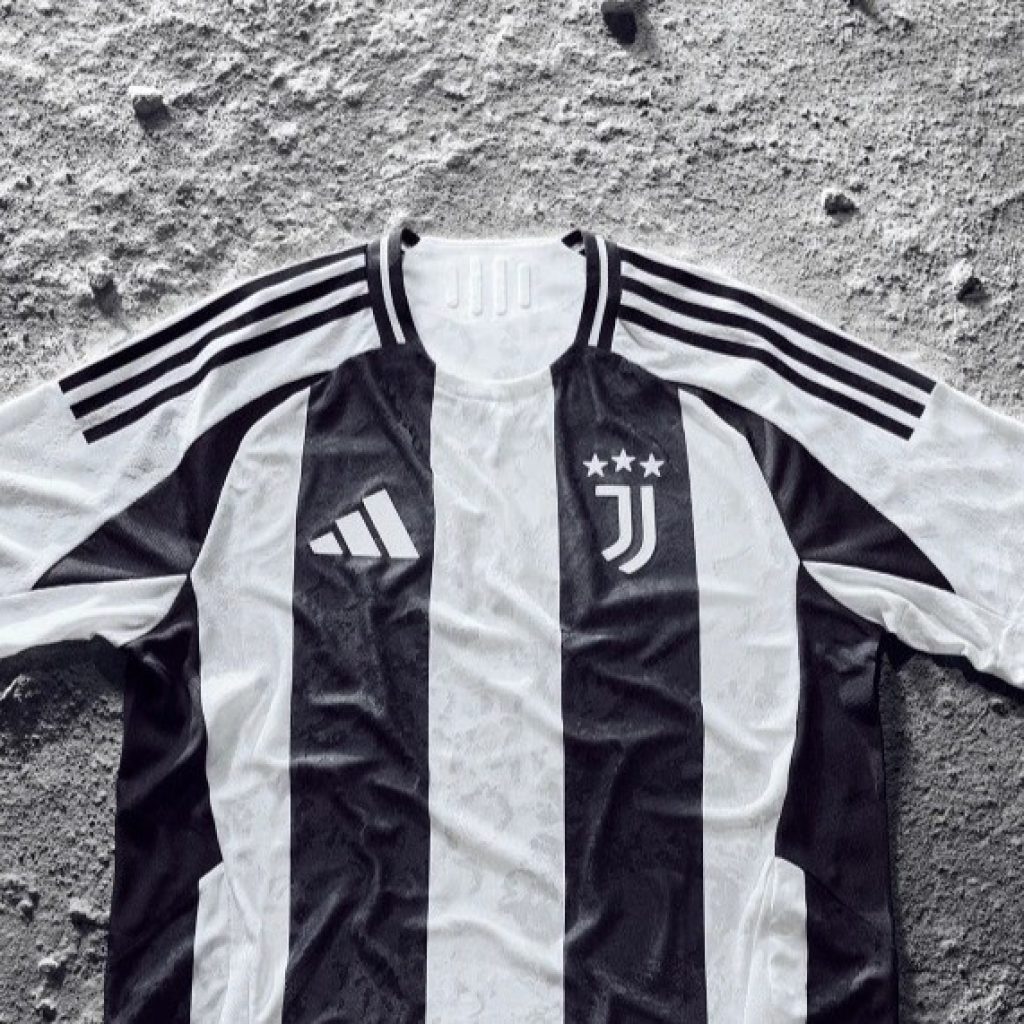 Juventus rilis jersey kandang, tak lagi disponsori Jeep. Foto: store.juventus.com/it