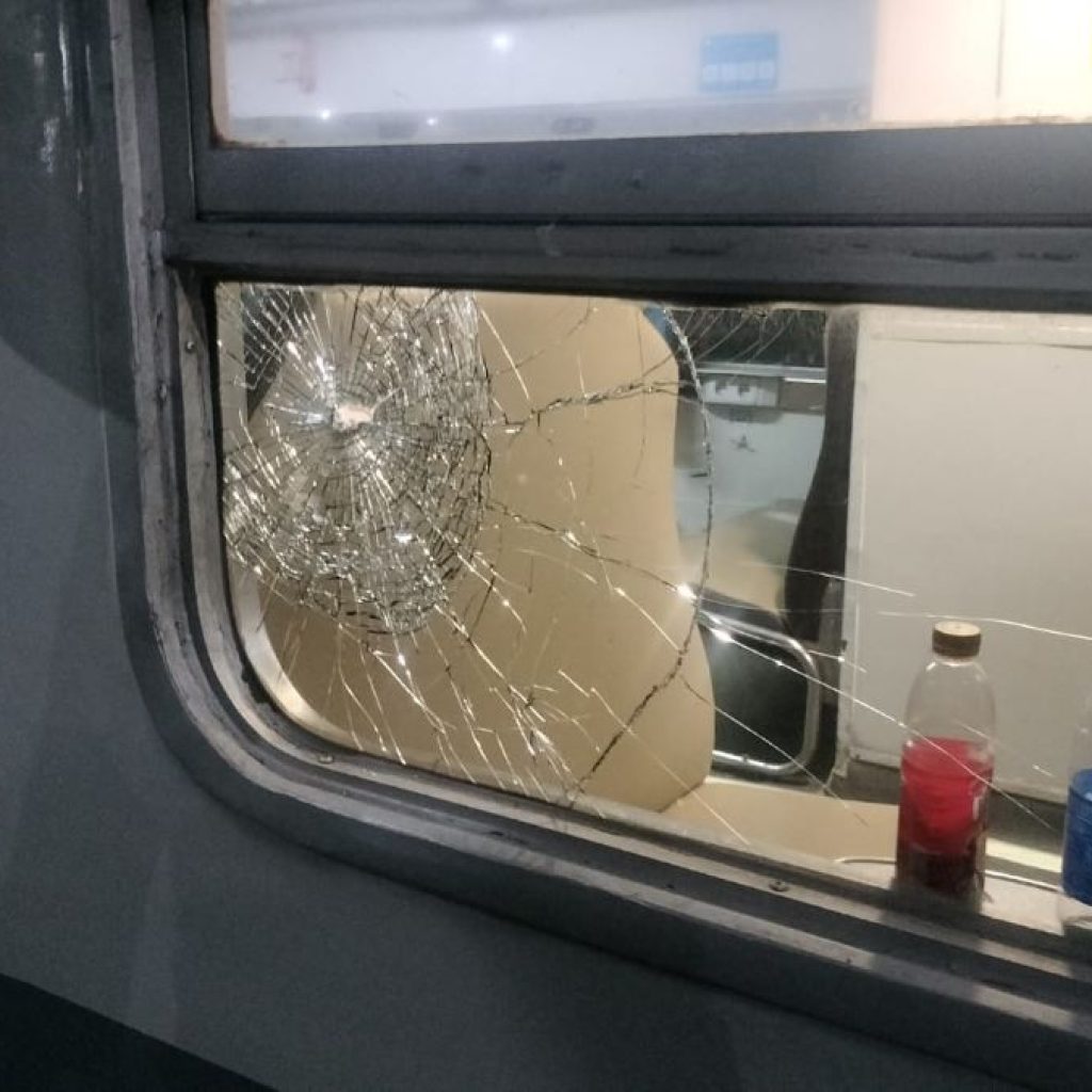 Terjadi aksi pelemparan batu ke KA Pasundan di antara Stasiun Surabaya Gubeng - Stasiun Surabaya. Foto: kai.id