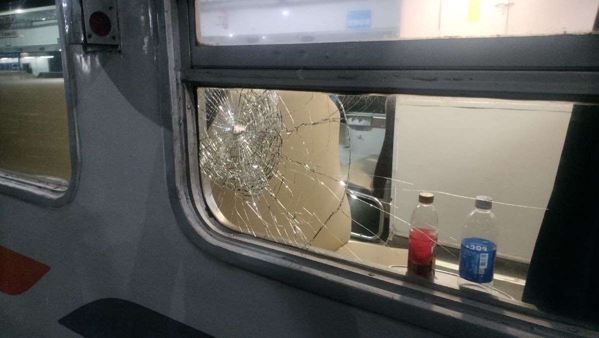 Terjadi aksi pelemparan batu ke KA Pasundan di antara Stasiun Surabaya Gubeng - Stasiun Surabaya. Foto: kai.id