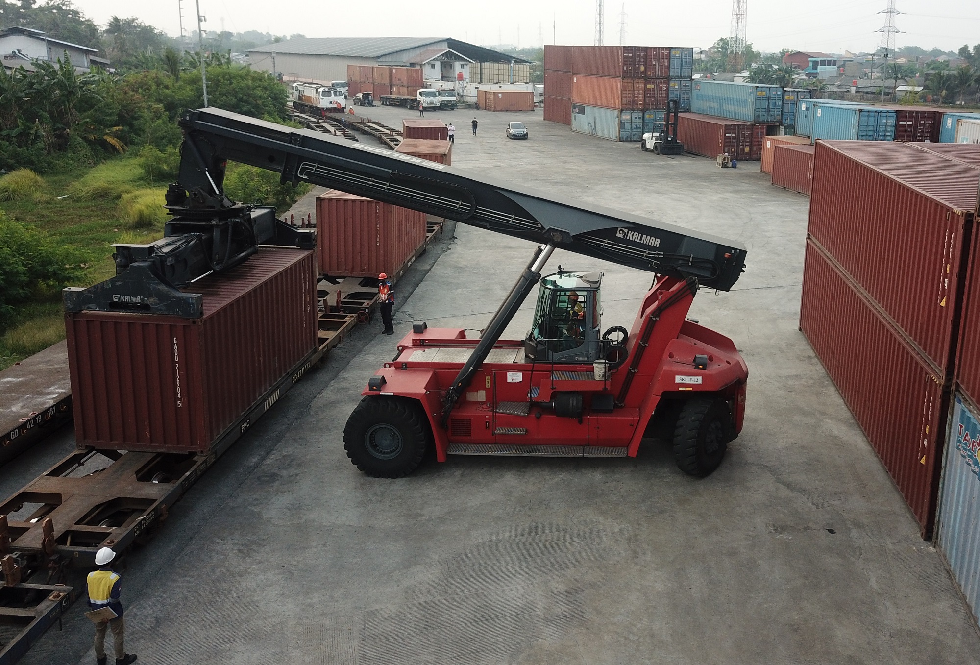 Dukung Ketahanan Pangan Nasional, KAI Logistik Optimalkan Distribusi Produk AQUA