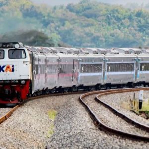 Mulai 18 September 2024, KA Logawa Beroperasi dengan Ekonomi Stainless Steel New Generation