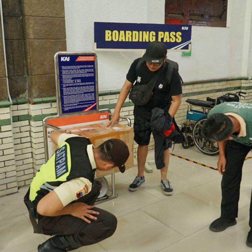 Petugas KAI lakukan pengecekan bagasi penumpang. Foto: Dok. Humas KAI Daop 4 Semarang