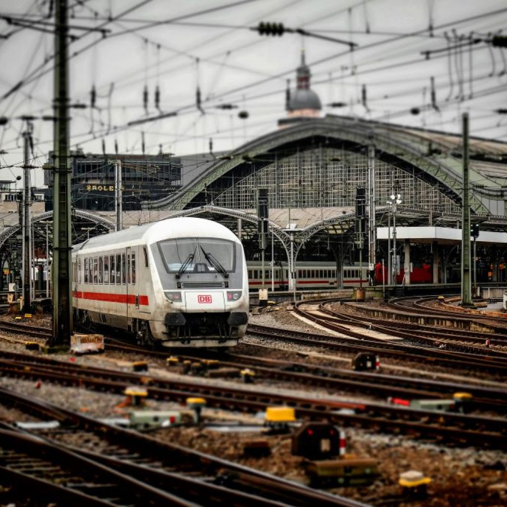 KAI menambah perjalanan kereta api dari Stasiun Gambir dan Stasiun Senen untuk mudik Lebaran 2024. Foto: pexels.com/pixabay