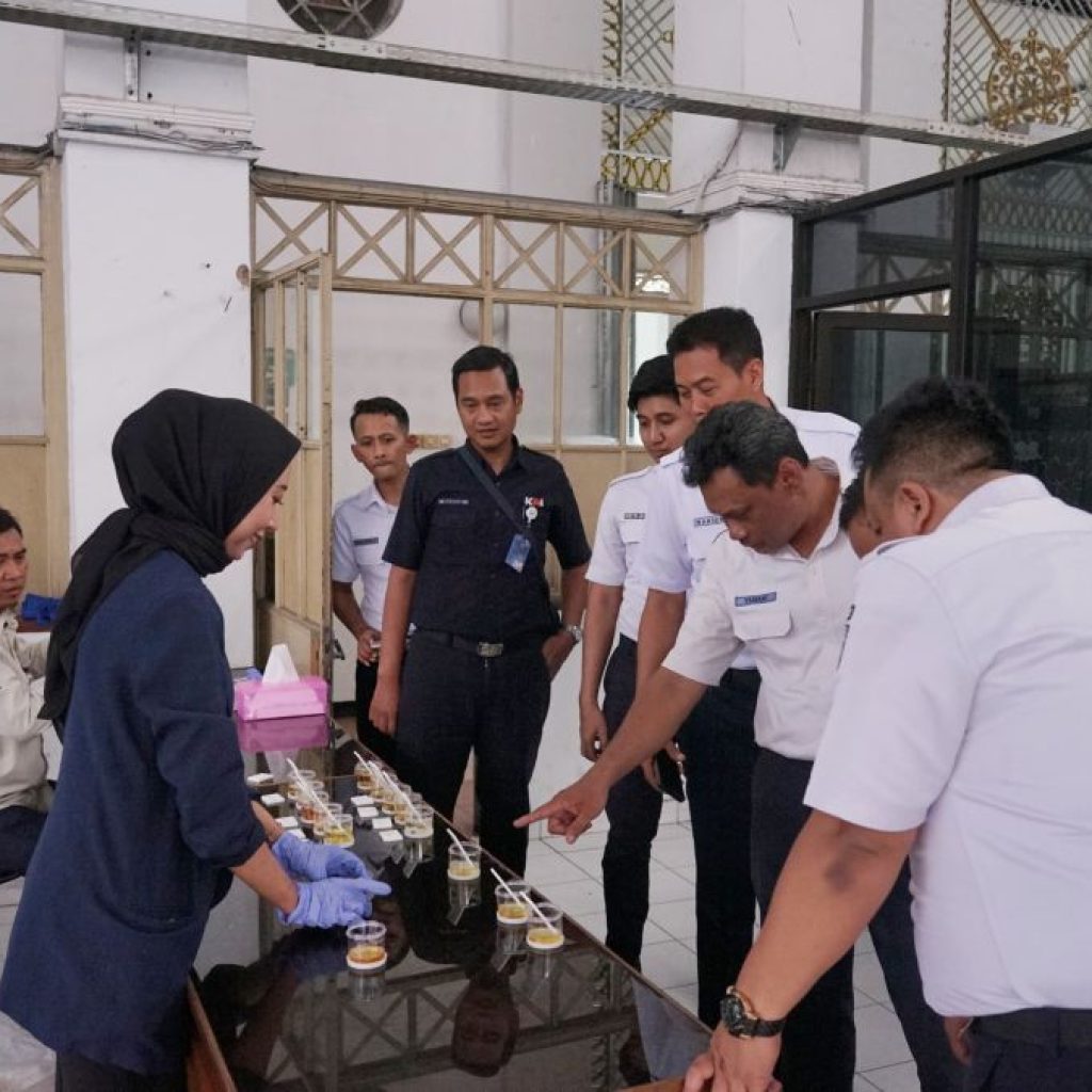 Sejumlah petugas KAI Daop 4 Semarang lakukan pengetesan urine. Foto: Dok. KAI Daop 4 Semarang