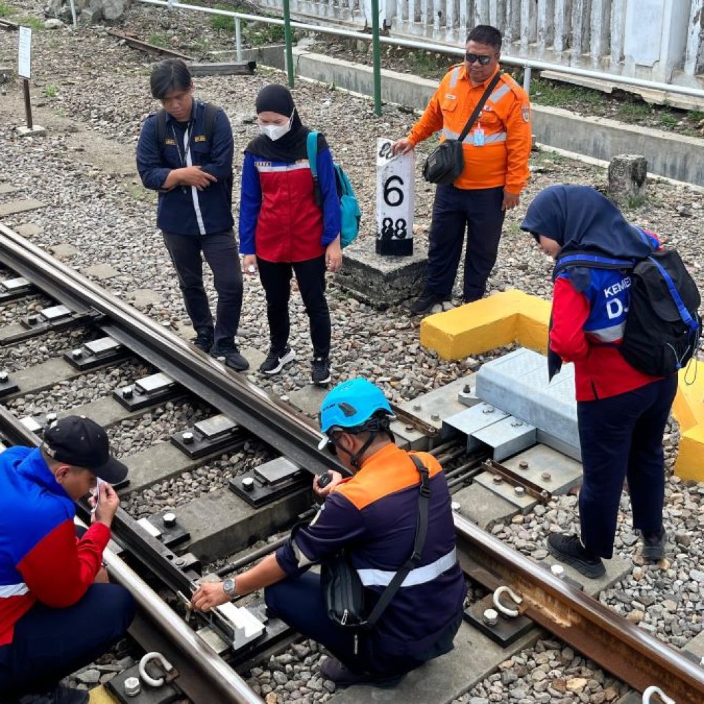 PT Kereta Api Indonesia Daop 4 Semarang bersama DJKA menginspeksi jalur KA. Foto: Dok. KAI Daop 4 Semarang