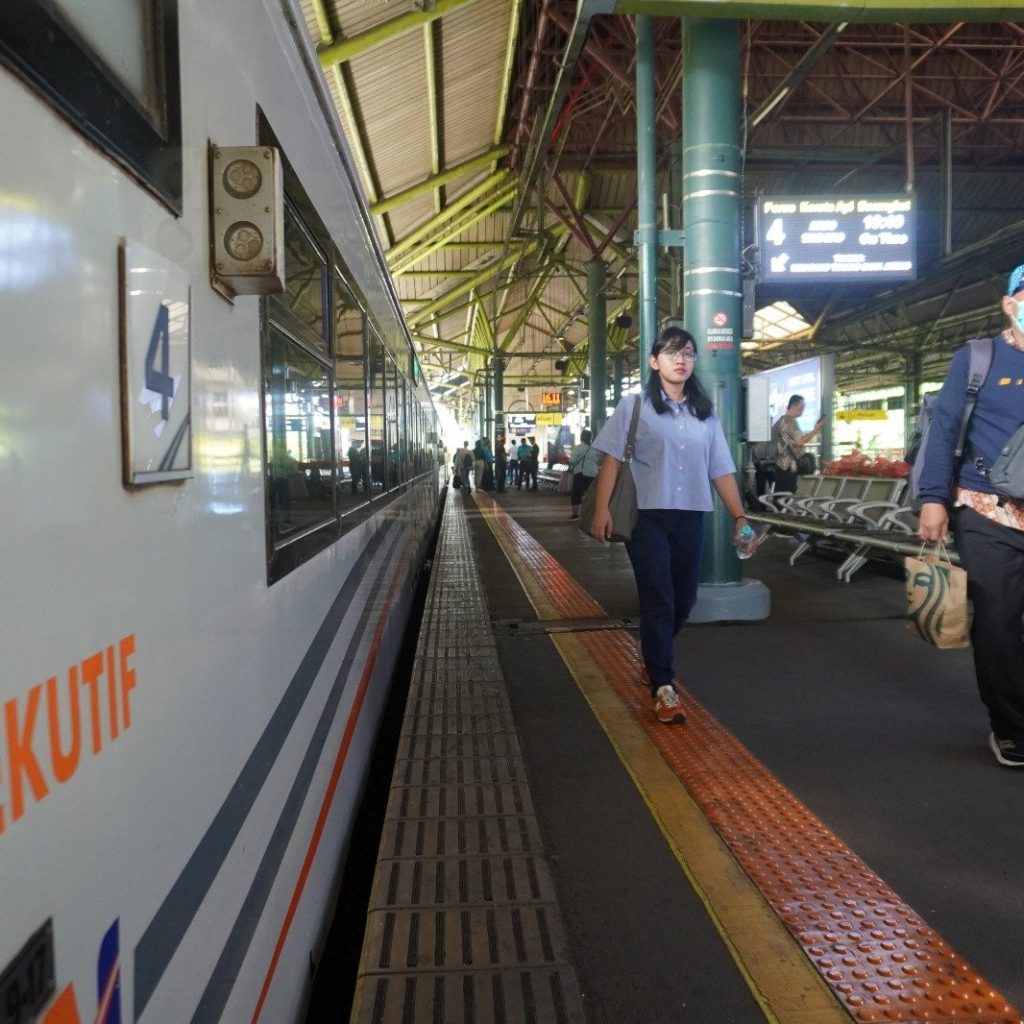 TUTURPEDIA - Libur Panjang Paskah, KAI Tambah 49 Perjalanan Kereta Api Jarak Jauh