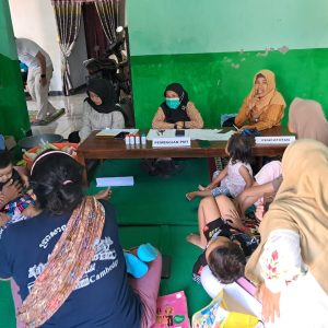 Peduli Kesehatan, KKN UIN Walisongo Turut Serta Pelaksanaan Posyandu di Dusun Karang Desa Tegaron Kecamatan Banyubiru