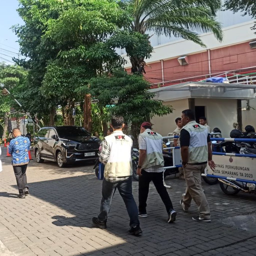 KPK geledah Kantor Wali Kota Semarang. Foto: Dok. Alan Henry