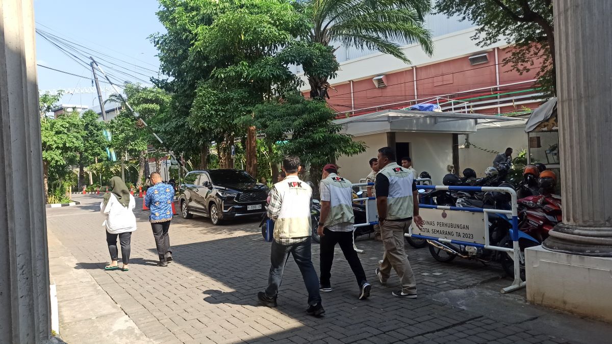 KPK geledah Kantor Wali Kota Semarang. Foto: Dok. Alan Henry