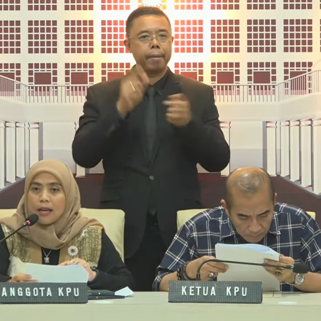 KPU mengonfirmasi adanya kesalahan konversi data rekapitulasi suara di Sirekap. Foto: Tangkapan layar YouTube KPU RI