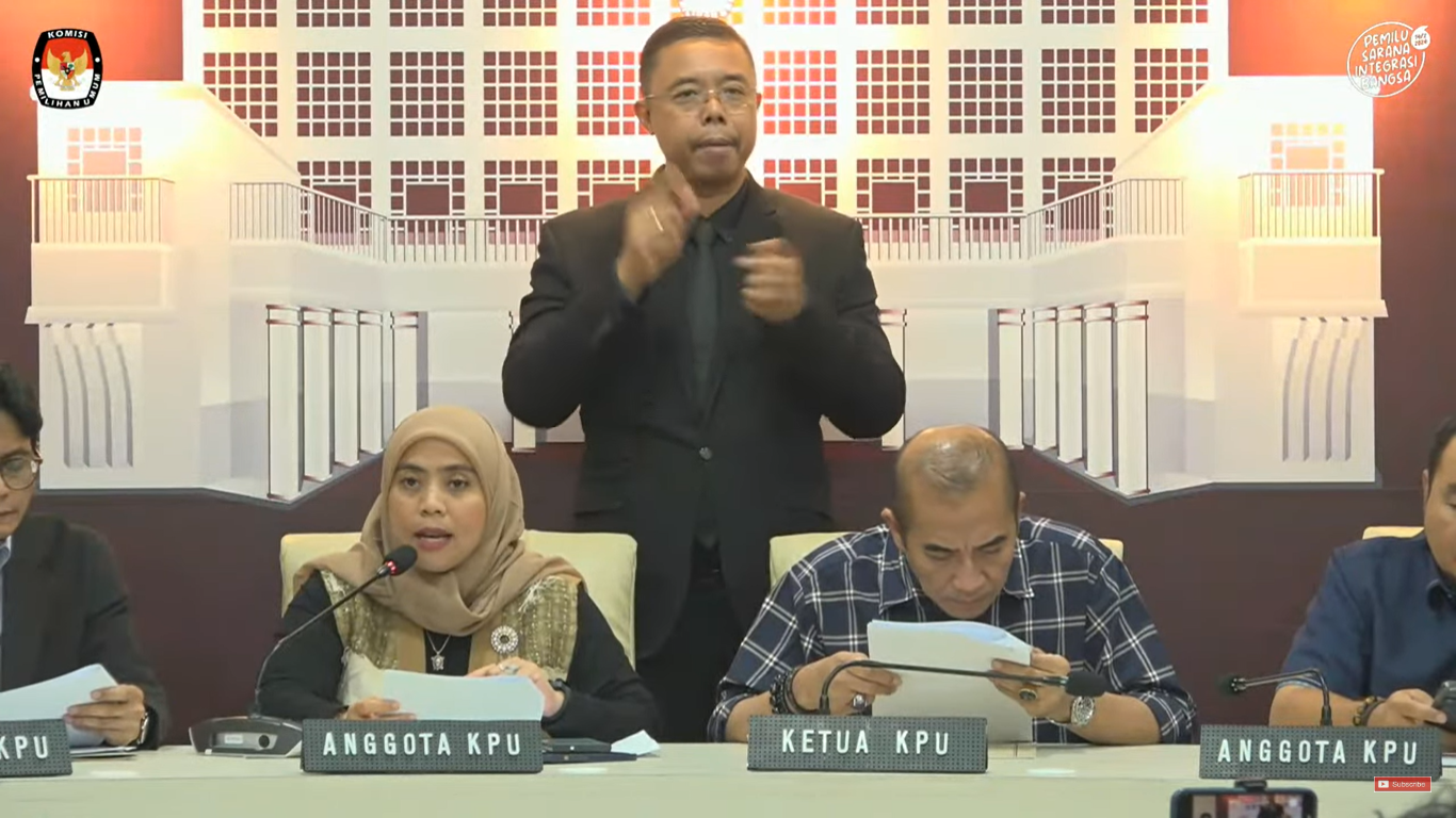KPU mengonfirmasi adanya kesalahan konversi data rekapitulasi suara di Sirekap. Foto: Tangkapan layar YouTube KPU RI