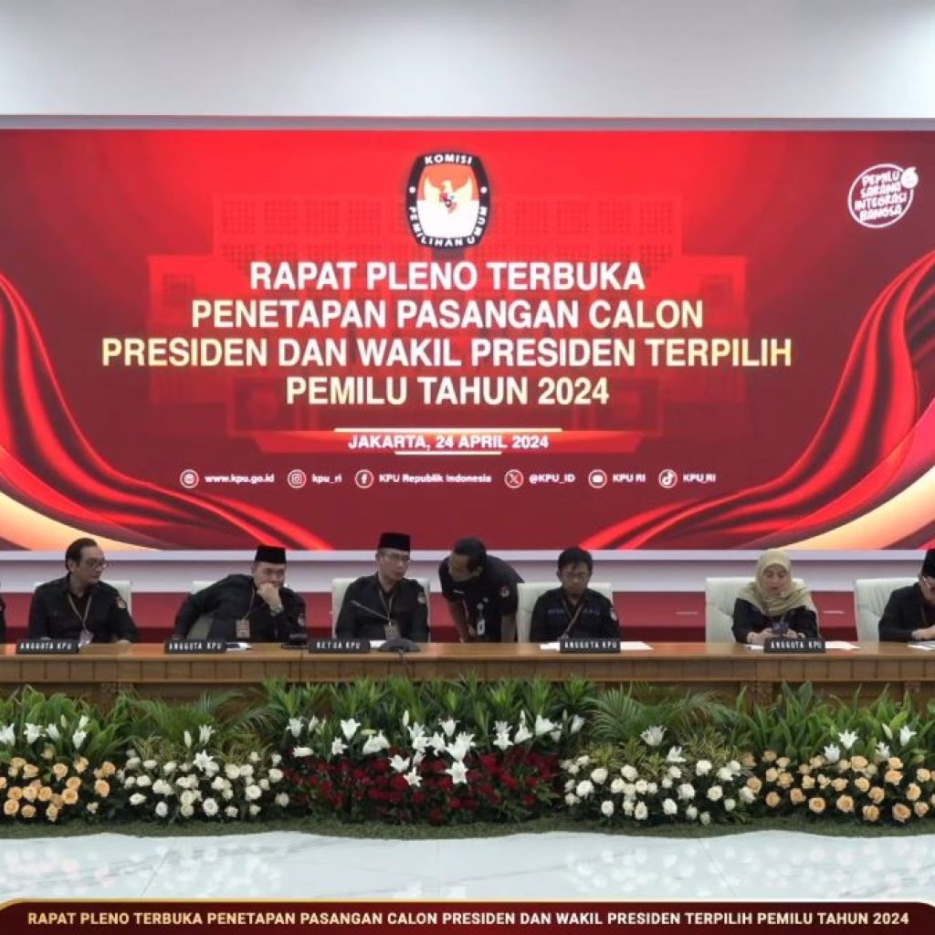 KPU bantah kirimkan surat undangan telat ke capres-cawapres nomor urut 3. Foto: Tangkapan Layar YouTube KPU RI