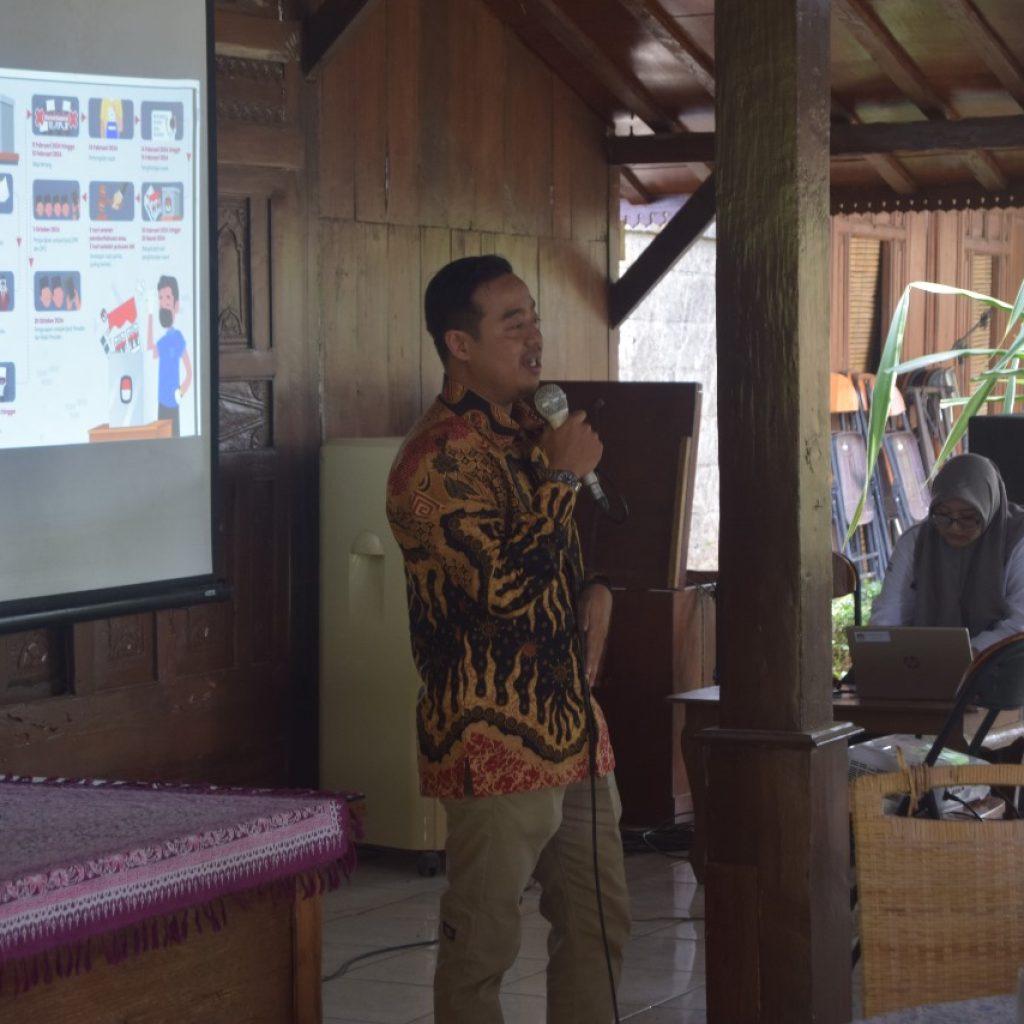 Ahmad Mustakim dari KPU Blora adakan sosialisasi pemilu. Foto: Dok. Lilik Yuliantoro