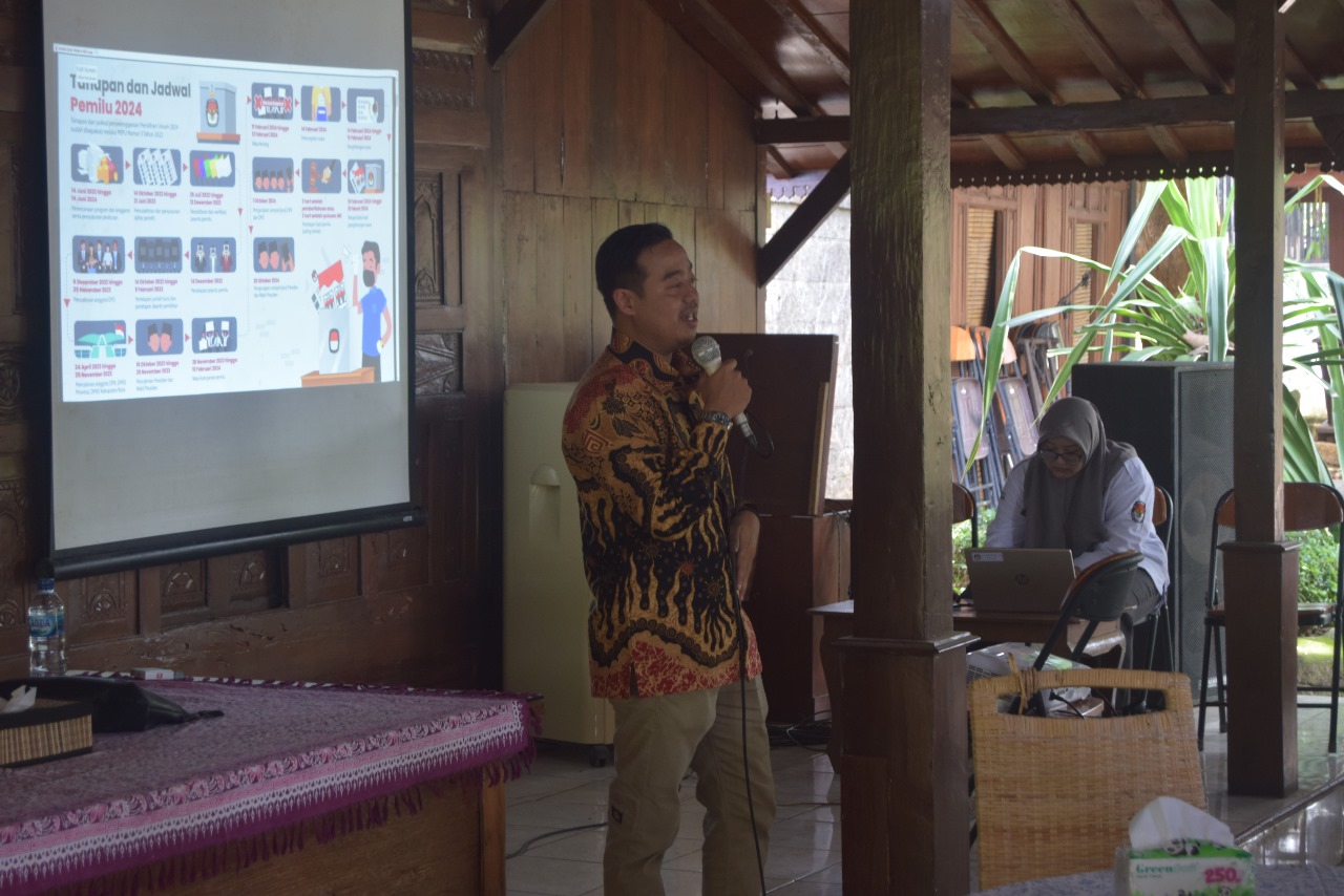 Ahmad Mustakim dari KPU Blora adakan sosialisasi pemilu. Foto: Dok. Lilik Yuliantoro