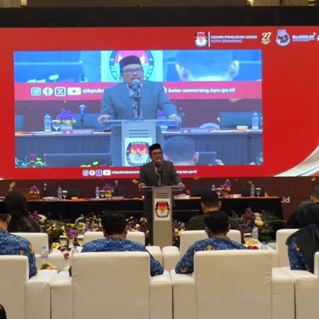 Ketua KPU Kota Semarang, Ahmad Zaini buka rapat rekapitulasi hasil perhitungan perolehan suara Pilkada 2024 di tingkat kota. Foto: Dok. Alan Henry