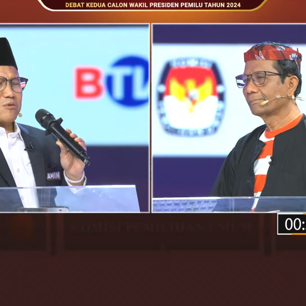 TUTURPEDIA - KPU Putuskan Podium Akan Tetap Digunakan dan Satu Mikrofon pada Debat Capres 2024
