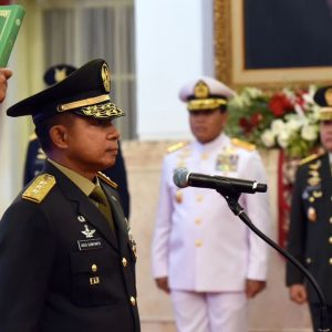 Jokowi Resmi Lantik dan Beri Kenaikan Pangkat Pada Agus Subiyanto Sebagai KSAD