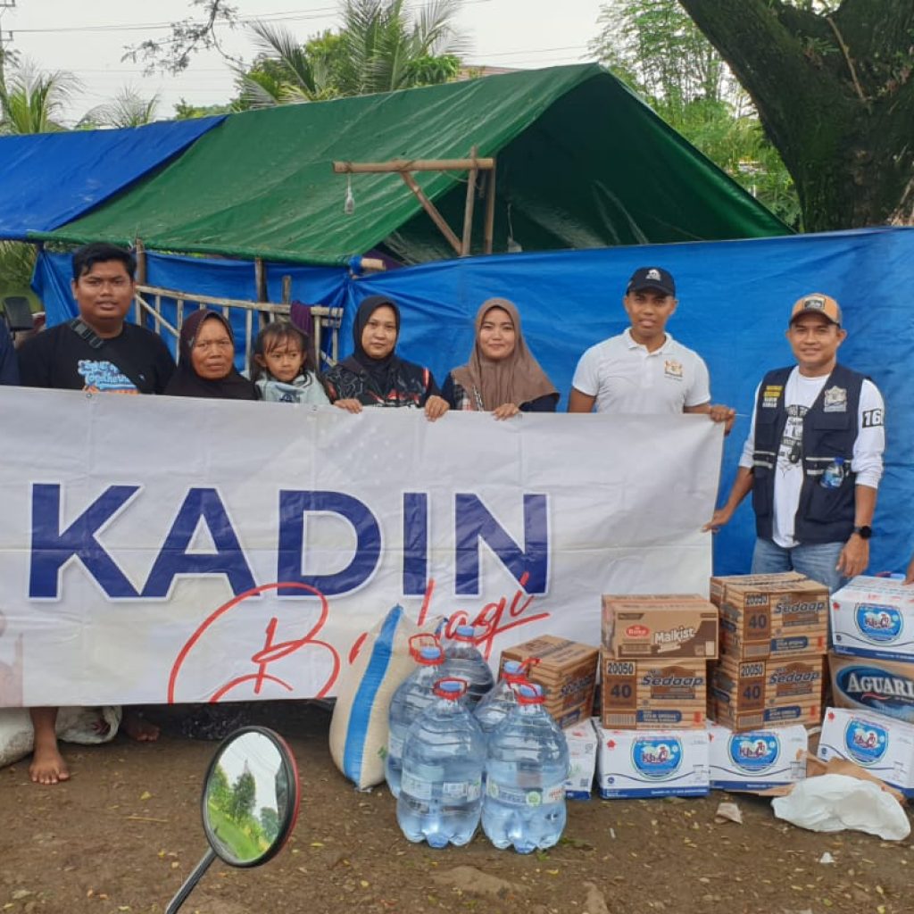 TUTURPEDIA - Peduli Banjir Karanganyar, Kadin Demak Berikan Bantuan dan Dukungan pada Para Korban