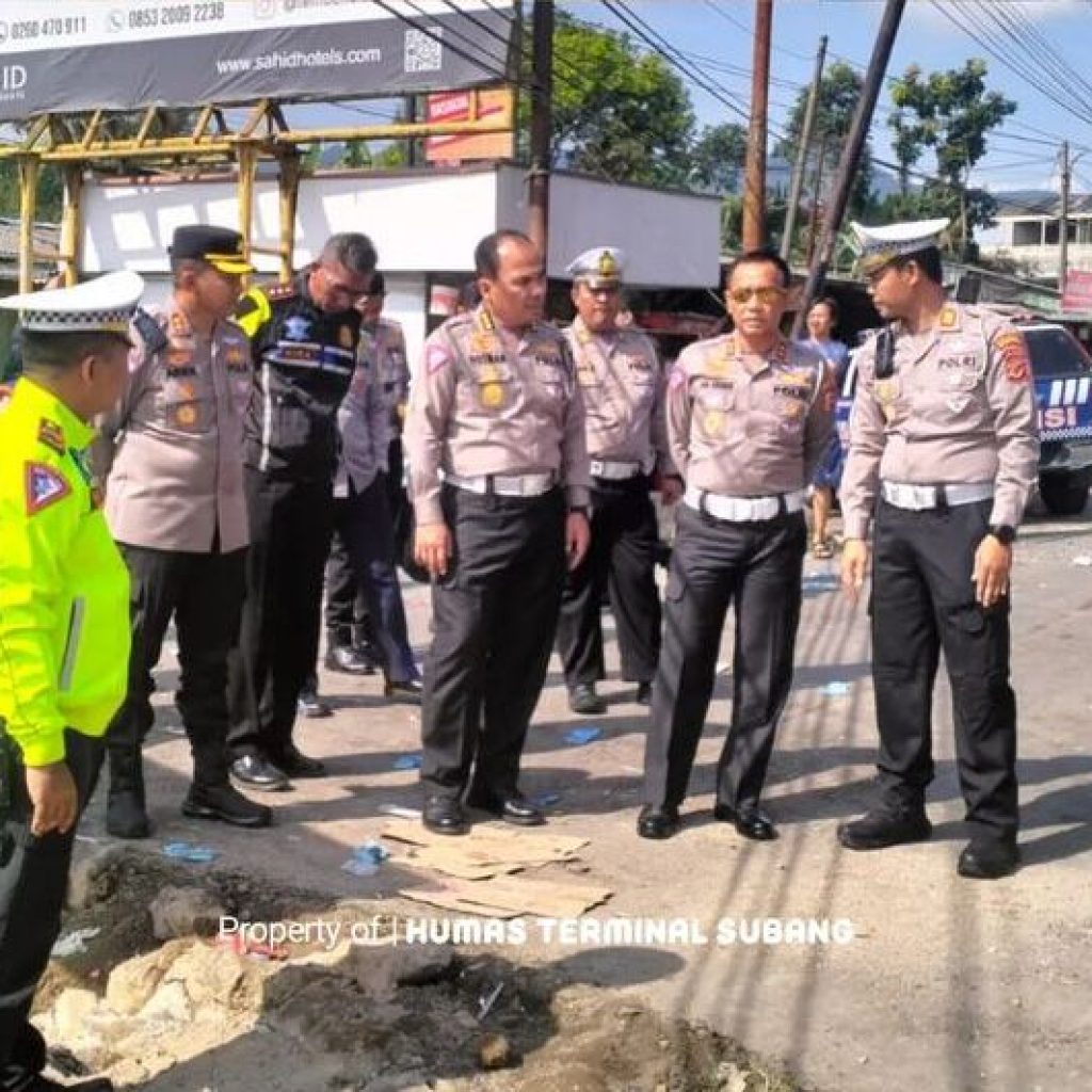 Kadishub Subang-Bandung dan instansi lainnya saat olah TKP di tempat kecelakaan maut. Foto: instagram.com/terminalsubang