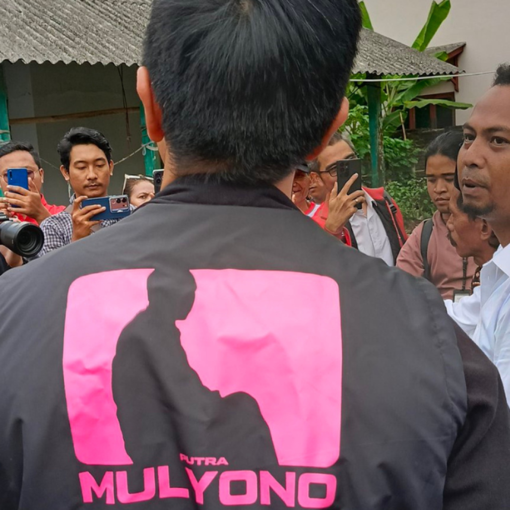 Momen Kaesang saat mengenakan rompi Putra Mulyono yang menuai kritikan warganet. Foto: x.com/JhonSitorus_18